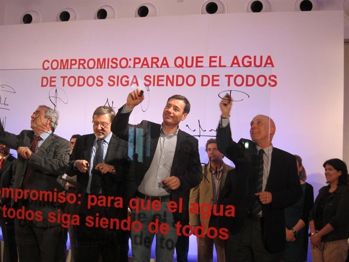 Acto De Firmas Contra La Privatización Del Canal