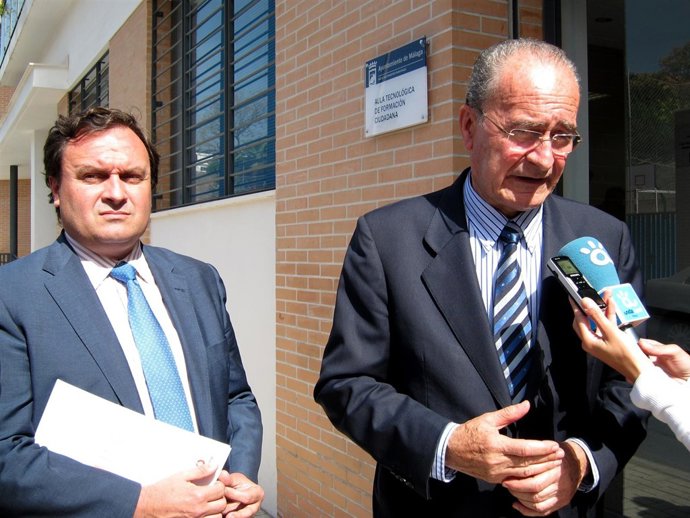 Javier Bellido, Representante De Vodafone, Y El Alcalde De Málaga