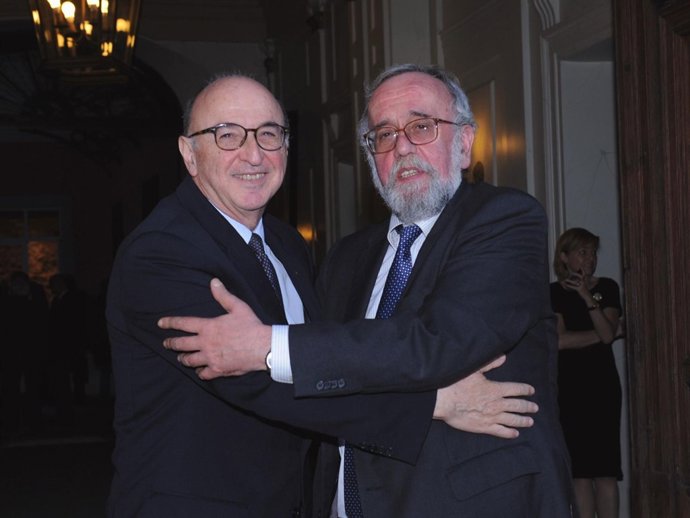 El Presidente Saliente De La RAI Y El Nuevo Presidente Se Saludan