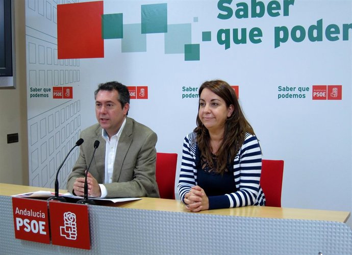 El Candidato Del PSOE A La Alcaldía De Sevilla, Juan Espadas, A La Izquierda