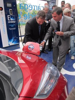 El Alcalde Jordi Hereu En El Primer Punto De Recarga Rápida De Coche Eléctrico