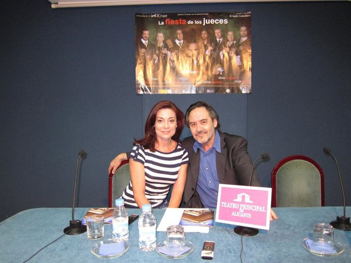 Los Actores Santiago Ramos Y Silvia Espigado Durante La Presentación De La Obra