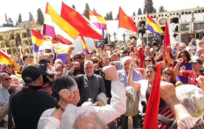 Antonio Rodrigo Torrijos Y Cayo Lara En Un Acto En El Cementerio De Sevilla