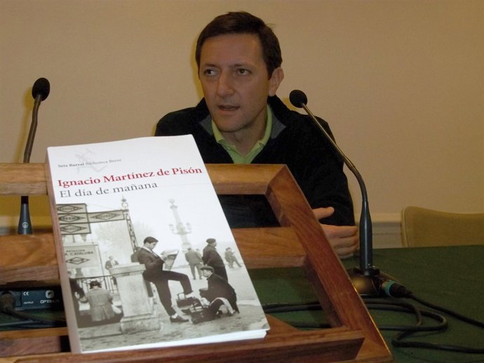 El Escritor Ignacio Martínez De Pisón