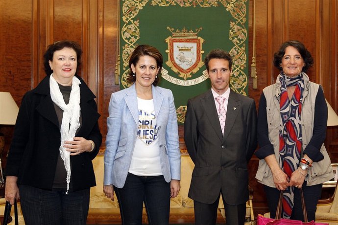 La Alcaldesa Recibe En La Casa Consistorial A Los Organizadores De Una Muestra.