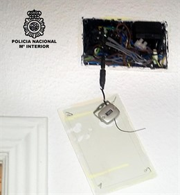 Microcámara Localizada En Uno De Los Pisos Registrados Por La Policía.