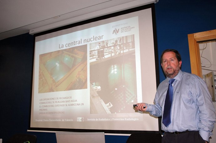 El Profesor Durante La Charla Que Ha Impartido