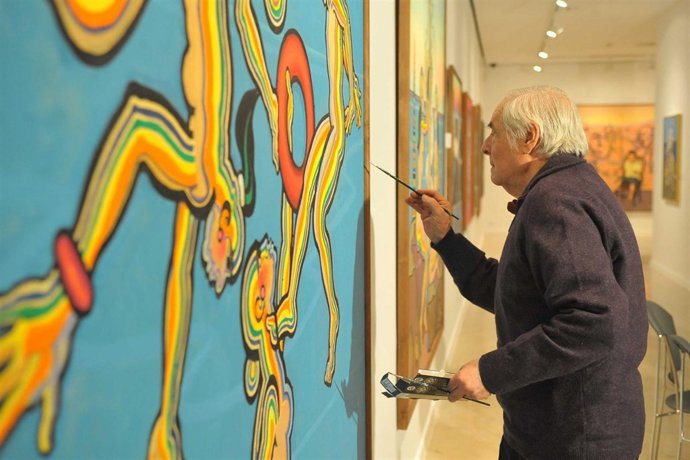 El Artista Francisco Hernández Con Una De Sus Obras 