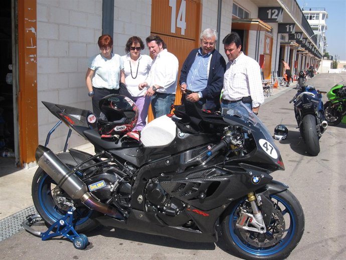 García Retegui, A La Izquierda, Observa Una Moto