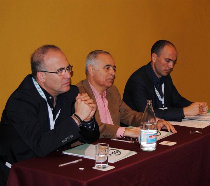 El presidente de la U. A., Rafael Hurtado de Mendoza, flanqueado por José Luis H