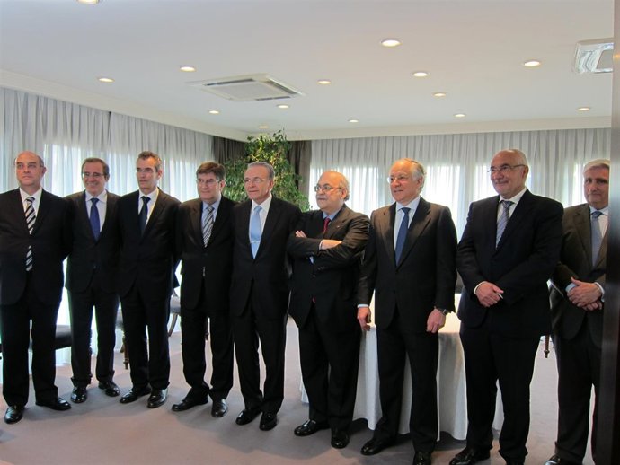 El Conseller A.Mas-Colell Y Representates De Las Cajas Catalanas