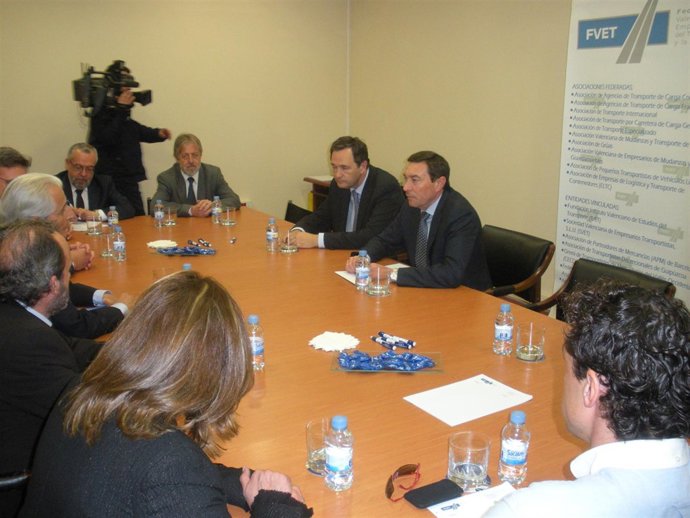 Mario Flores Con Miembros De FVET