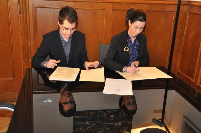 Firma Del Protocolo De Colaboración  Entre Sofejea Y Ecovehicles