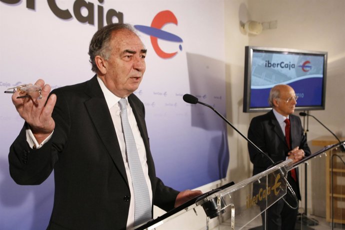 El presidente de Ibercaja, Amado Franco, y el director general de la entidad, Jo