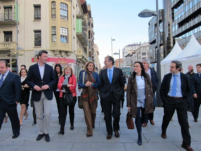 María Dolores De Cospedal Junto A Santiago Cervera Paseando Por Pamplona.