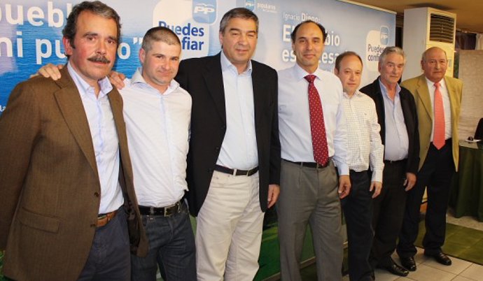 Diego presenta en Piélagos a varios candidatos. 