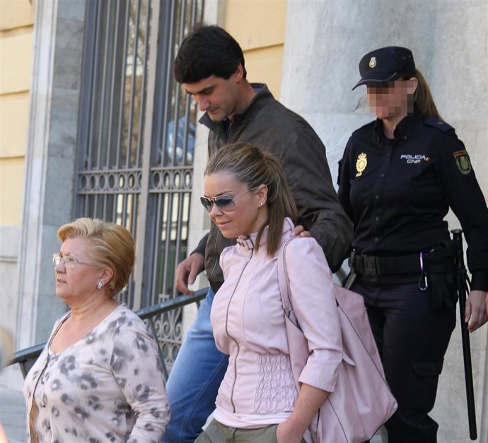 Jesúlín, Campanario Y Su Madre A La Salida De La Audiencia Provincial De Cádiz