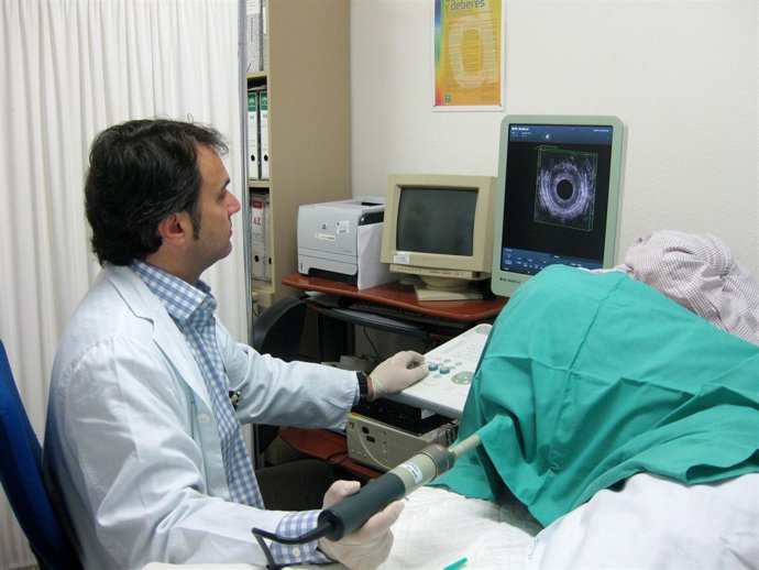 Un Especialista Del Hospital Regional De Málaga Trabajando Con Un Nuevo Ecógrafo