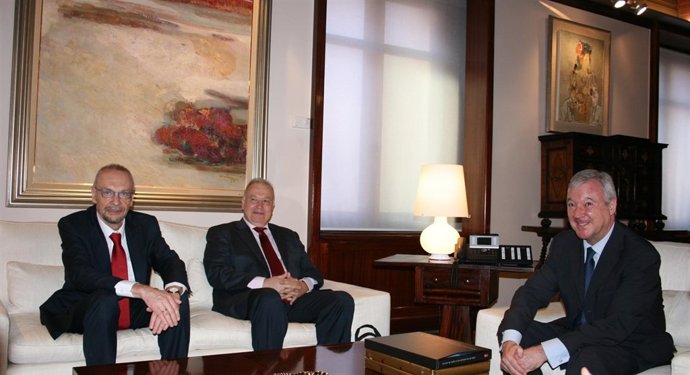 El Presidente De La Comunidad De Murcia Junto Con Los Representantes De Upm