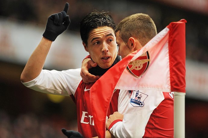 Nasri pone líder al Arsenal