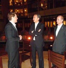 El Cantante Manu Tenorio Con José Luis Rodríguez Zapatero Y Miguel Sebastián