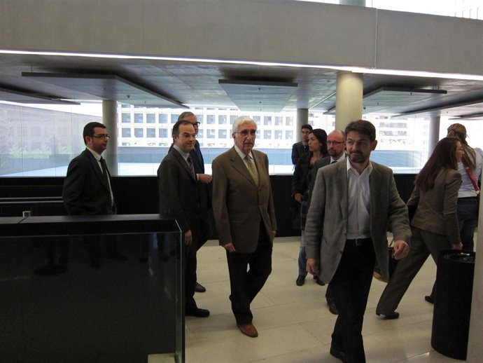 Oriol Pujol Y Jordi Turull Arropan A Daniel Osàcar