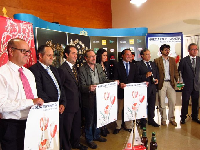 El Concejal De Festejos Y Cultura Popular Y Patrocinadores Posan Con El Cartel 