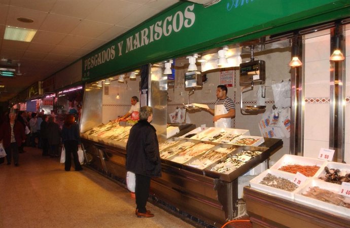 Pescadería en un mercado de Madrid
