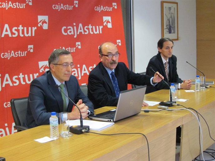 Pinillo Y Menédez (Cajastur) En La Presentación De Jóvenes Profesionales 2011