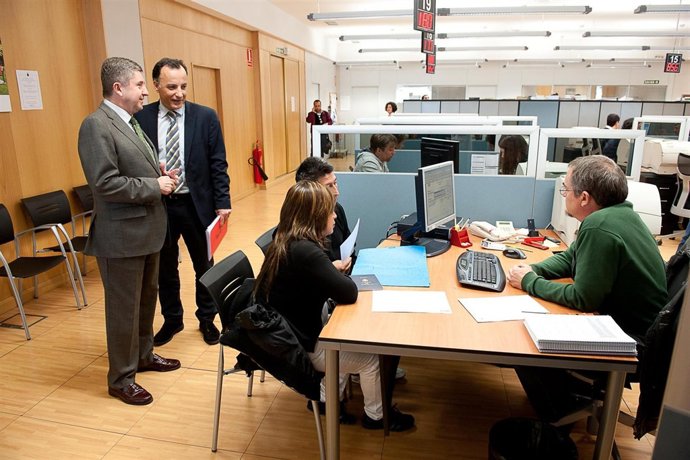 El Vicepresidente Miranda, Junto Al Director Gerente De Hacienda Tributaria.