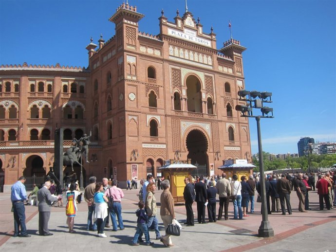 Larga Cola Para Renovar Abonos En Las Ventas