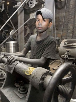 Niño en una fábrica