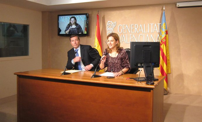Mario Flores Y Paula Sánchez De León Tras El Pleno Del Consell