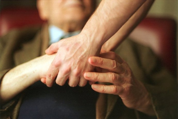 Anciano Atendido Por Amics De La Gent Gran