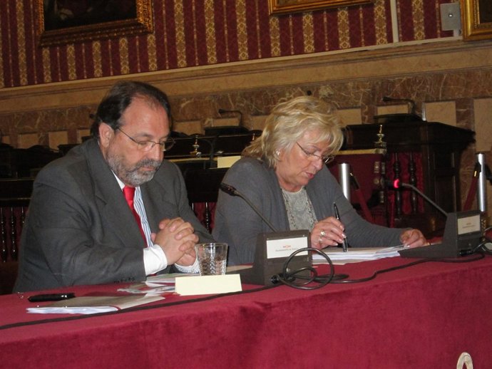 Alfonso Mir Y Rosamar Prieto Detallando El Dispositivo.