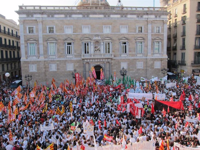 Manifestantes Protestan Ante La Generalitat Contra Los Recortes Sociales