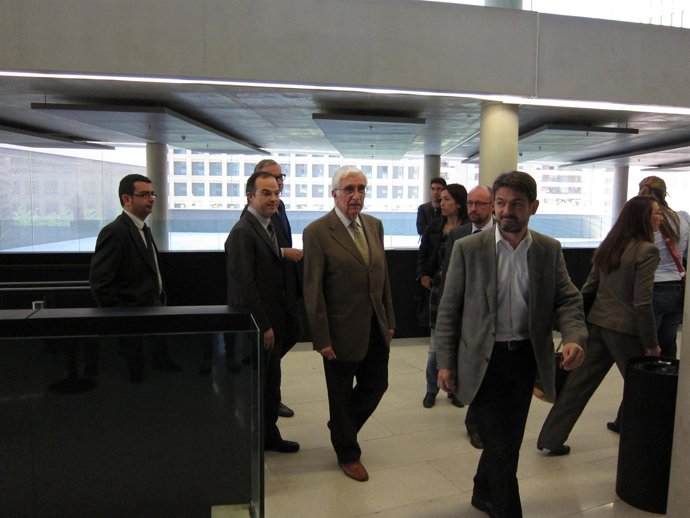 Oriol Pujol Y Jordi Turull Arropan A Daniel Osàcar