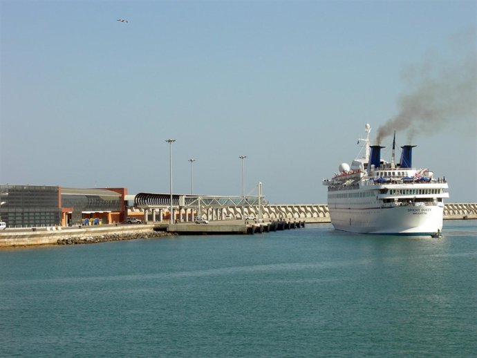 El Buque De Crucero Llega Al Puerto De Málaga