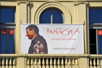 PSM convierte a Gómez en el protagonista de 'Invictus' en un gran cartel colgado desde esta tarde en la sede de Callao