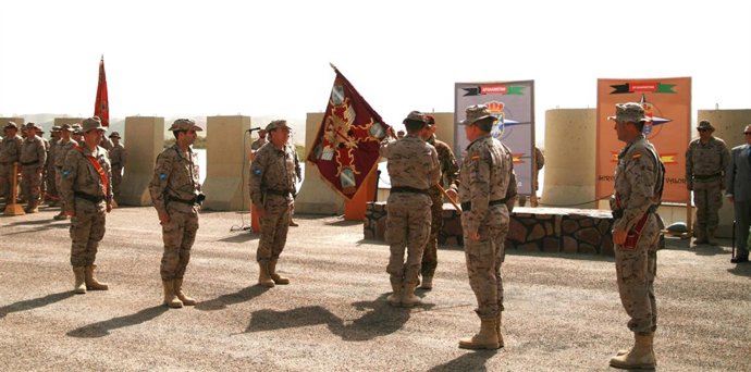 El Coronel Rosaleny Hace Entrega Del Guión Al Coronel Sevilla