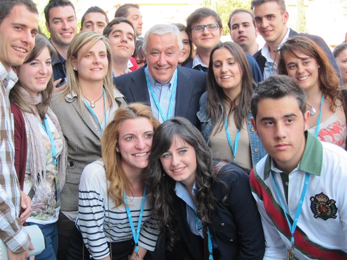 Javier Arenas Con Militantes De Nuevas Generaciones