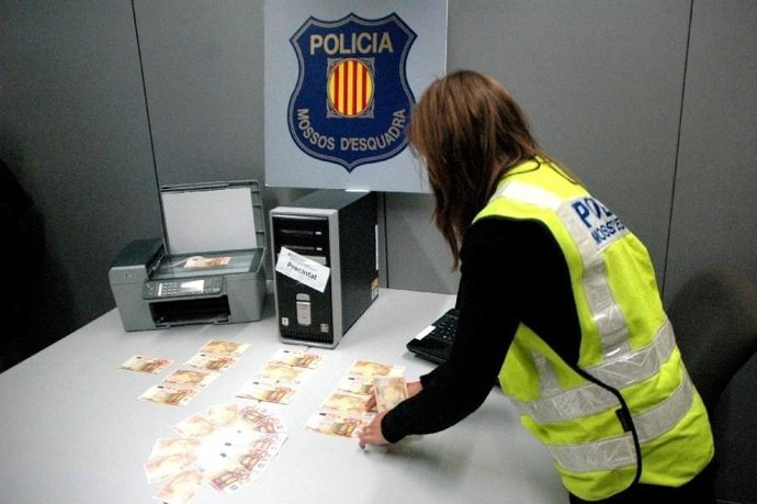 Los Mossos D'esquadra Muestran Los Billetes Falsificados