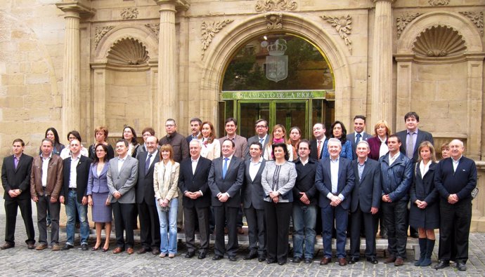 Pedro Sanz Junto A Los Miembros De Su Candidatura Al Parlamento Regional