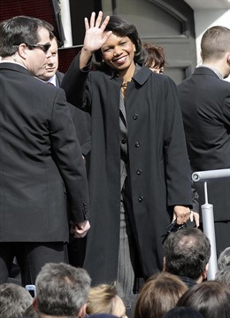 Condolizza Rice Tapándose El Sol Con La Mano