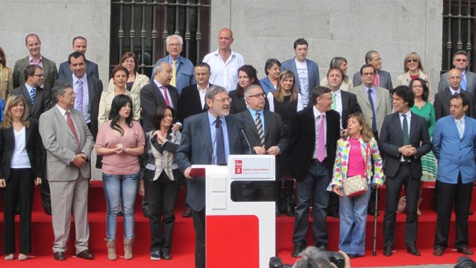 El Candidato Socialista A La Alcadía En La Plaza De La Villa