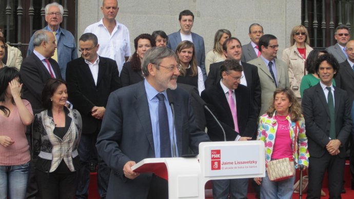 Jaime Lissavezsky En La Plaza De La Villa