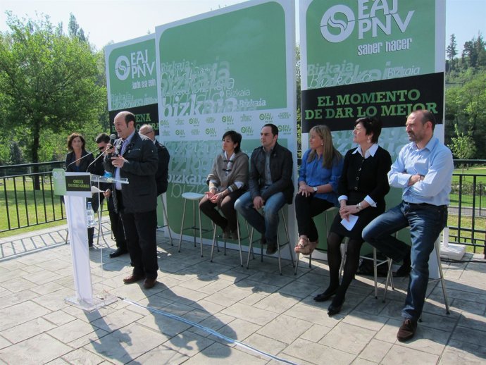 Andoni Ortuzar, Junto A Los Candidatos Del PNV En La Comarca De Arratia.