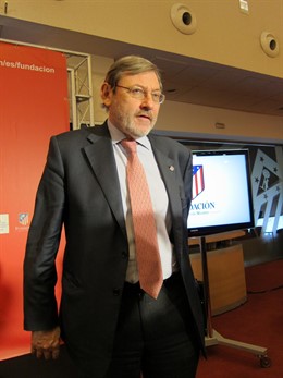 Lissavetzky recibe insignia de oro y brillantes