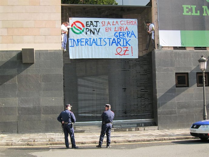 Dos Activistas Contra La Guerra, Colgados En Sabin Etxea