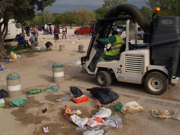 Botellón En La Casa De Campo De Madrid
